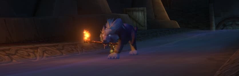 Un druide en forme de félin qui porte une torche dans la gueule, de nuit