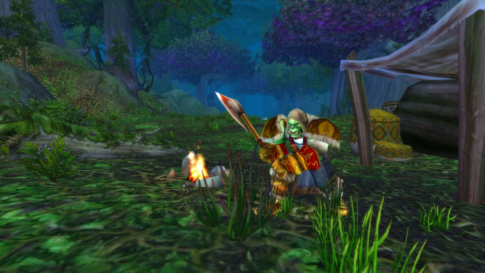 Un guerrier orc en armure brandit une hache à deux mains près d'un feu de camp, dans une forêt aux arbres violets (capture de WoW Classic)