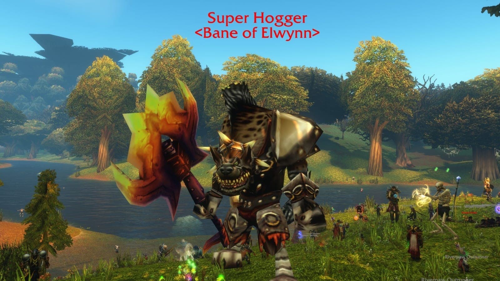 Une foule de joueurs de WoW Forever rassemblée autour d'un énorme gnoll armé d'une hache enflammée, dans une prairie de la forêt d'Elwynn