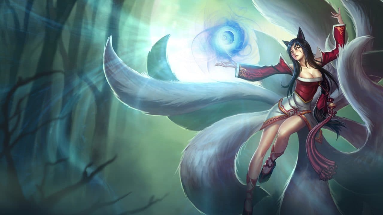 Ahri, avec ses neuf queues, tient une sphère lumineuse dans une forêt aux tons bleutés