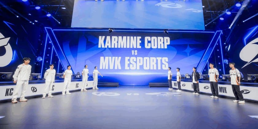 Les joueurs de la Karmine Corp et de MVK Esports alignés de chaque côté de la scène, devant l'écran de présentation du match