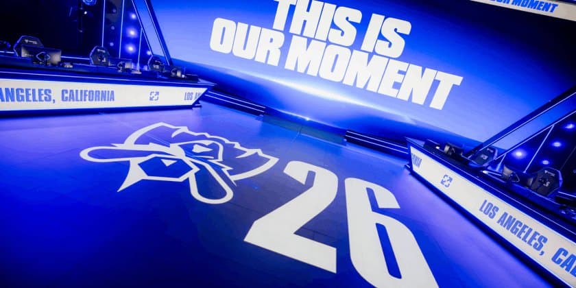 La scène des Worlds 2026 à Los Angeles, avec le logo du tournoi et le chiffre 26 projetés au sol sous l'écran « This is our moment »