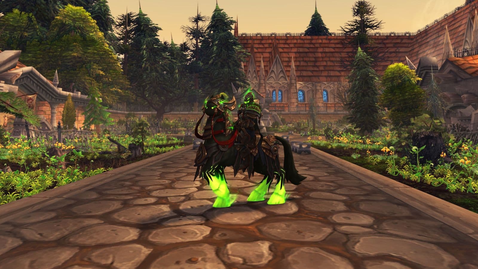 Un cavalier en armure sombre sur un cheval noir aux sabots verts lumineux, dans une allée de jardin entre des arbres et un grand bâtiment